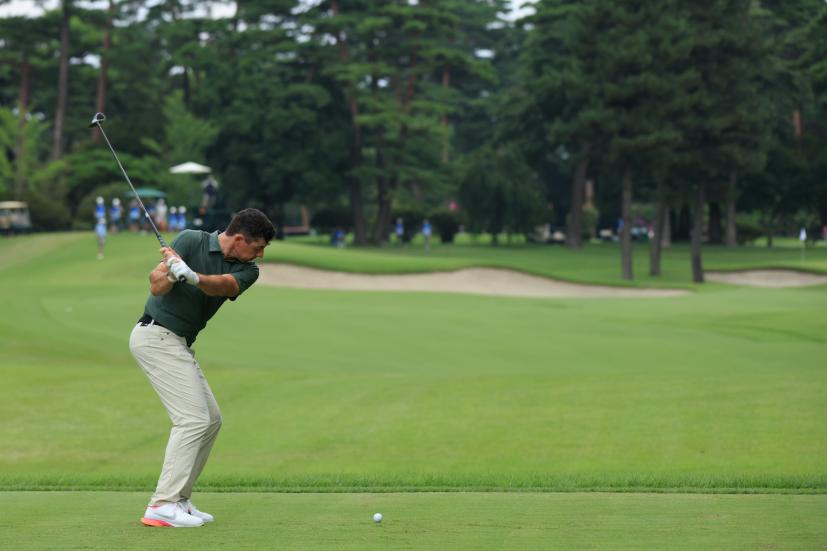 ローリー・マキロイ のフェアウェイウッド後方連続写真【2020東京五輪・R2】（2021年）