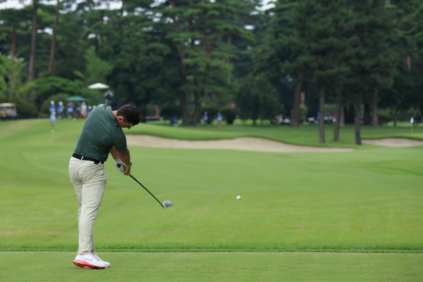 ローリー・マキロイ のフェアウェイウッド後方連続写真【2020東京五輪・R2】（2021年）