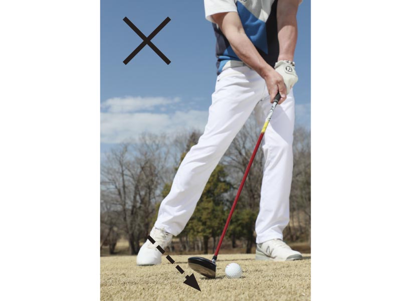 ボールにヘッドをぶつけようとすると、地面に刺さりやすい。