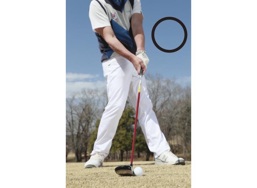 フェースが閉じながらインパクトを迎えると、ソールが滑って、ダフらずにインパクトできる。