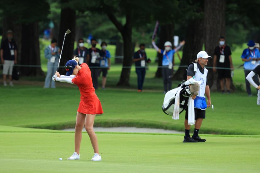 ネリー・コルダのアプローチショット連続写真【2020東京五輪・R4】（2021年）