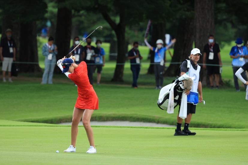 ネリー・コルダのアプローチショット連続写真【2020東京五輪・R4】（2021年）