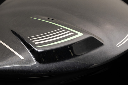 「軟」「剛」「軟」「剛」の4層構造ボ ディによって、フェースがより大きくた わみ、従来以上の飛びを実現。