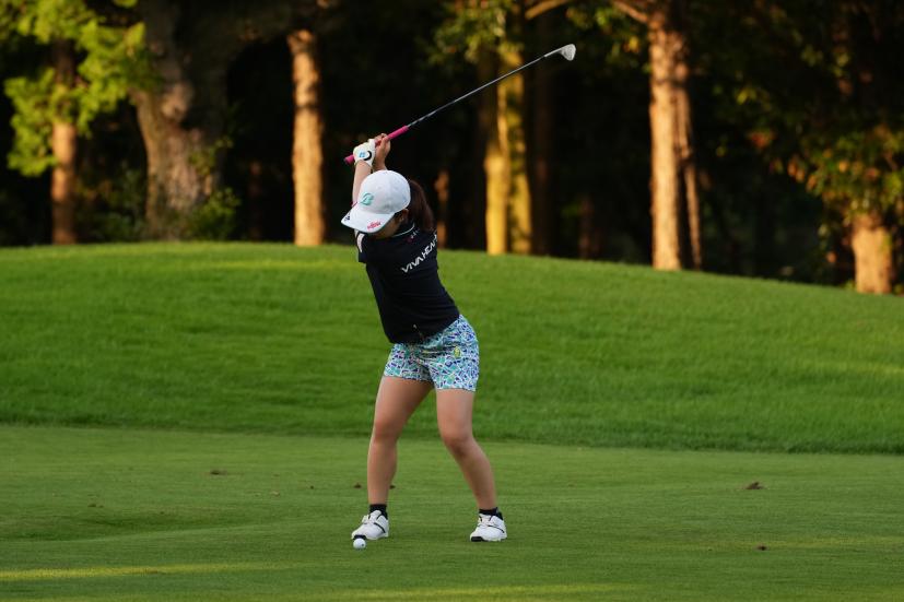 古江彩佳のアイアン連続写真【2021年アース・モンダミンカップ・R2】