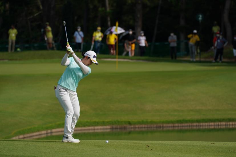 小祝さくらのウェッジショット（池越え）連続写真【2021年アース・モンダミンカップ・R4】