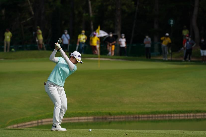 小祝さくらのウェッジショット（池越え）連続写真【2021年アース・モンダミンカップ・R4】