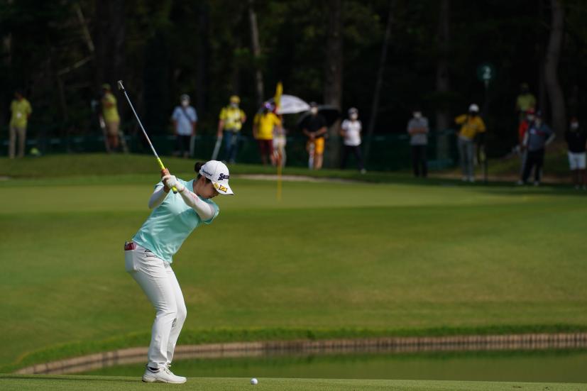 小祝さくらのウェッジショット（池越え）連続写真【2021年アース・モンダミンカップ・R4】