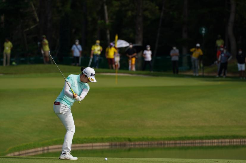 小祝さくらのウェッジショット（池越え）連続写真【2021年アース・モンダミンカップ・R4】