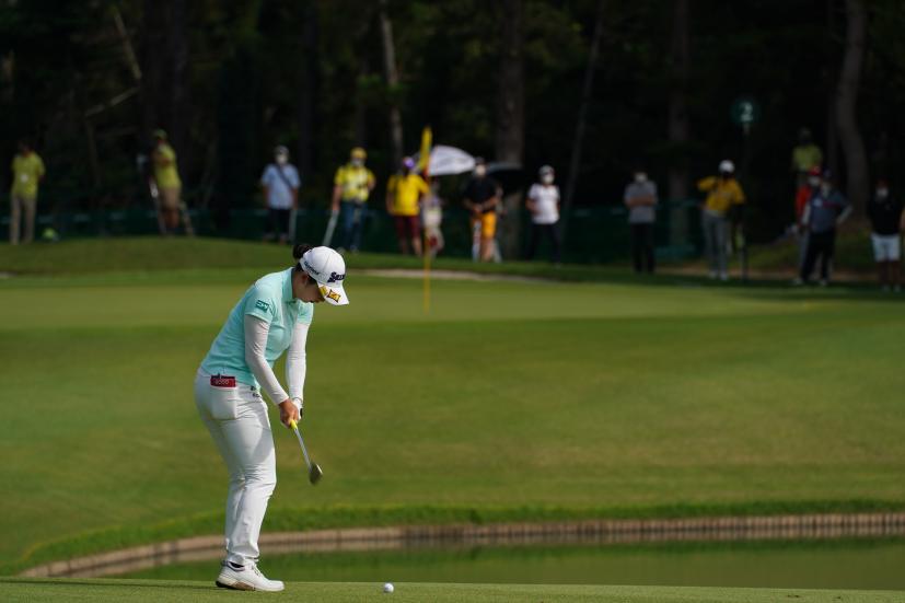 小祝さくらのウェッジショット（池越え）連続写真【2021年アース・モンダミンカップ・R4】