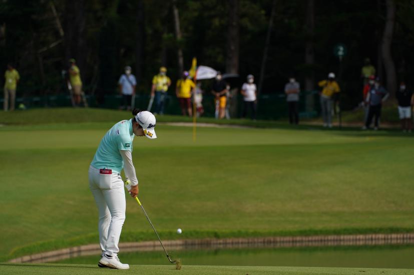 小祝さくらのウェッジショット（池越え）連続写真【2021年アース・モンダミンカップ・R4】