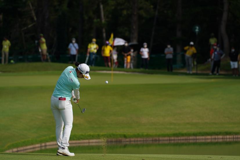 小祝さくらのウェッジショット（池越え）連続写真【2021年アース・モンダミンカップ・R4】