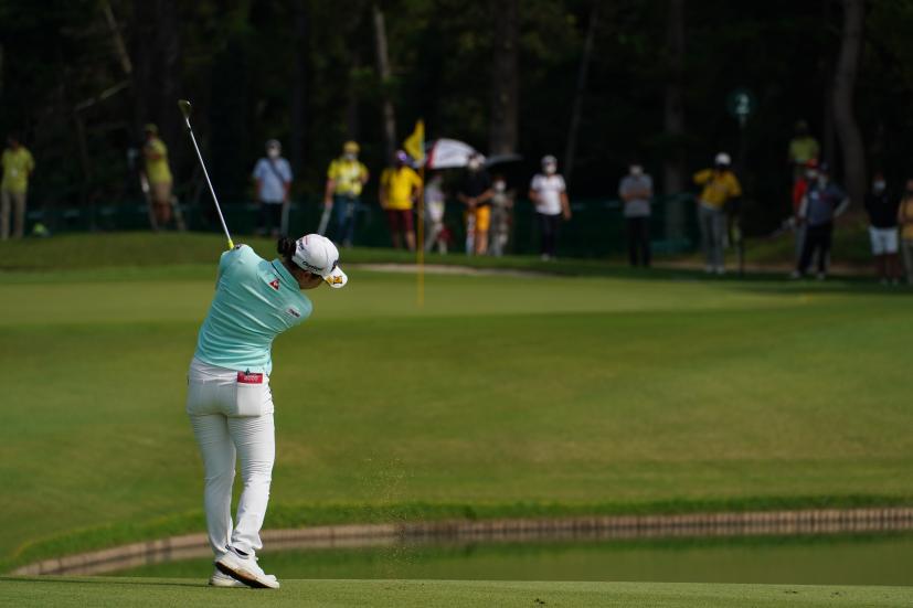 小祝さくらのウェッジショット（池越え）連続写真【2021年アース・モンダミンカップ・R4】