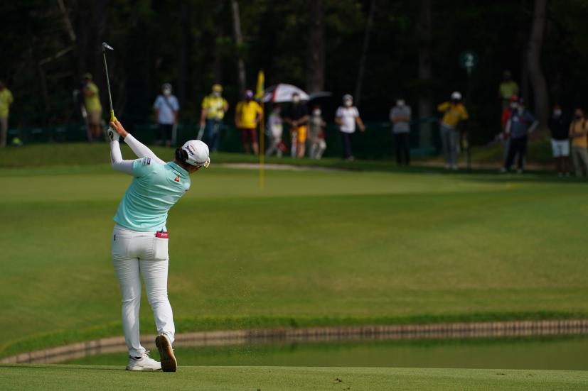 小祝さくらのウェッジショット（池越え）連続写真【2021年アース・モンダミンカップ・R4】