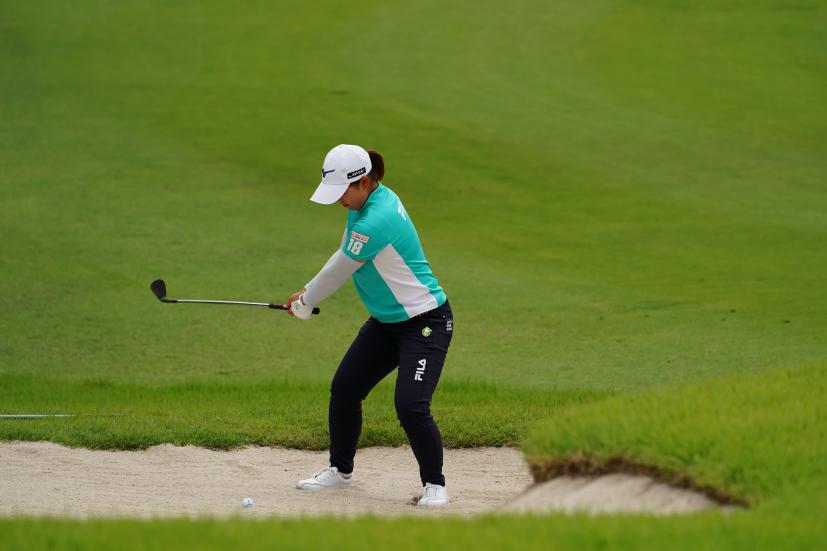 西郷真央のバンカーショット連続写真【2021年アース・モンダミンカップ・R4】