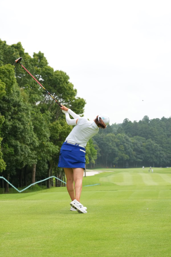 稲見萌寧のドライバー連続写真【2021年アース・モンダミンカップ・R1】（2021年）