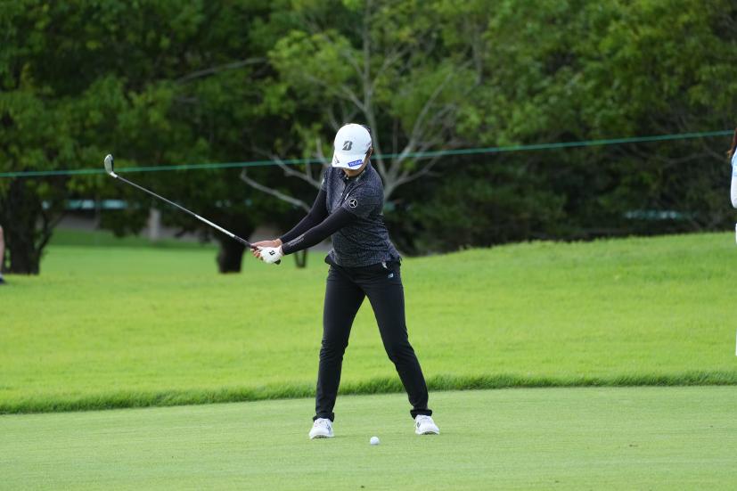 稲見萌寧のフェアウェイウッド連続写真【2021年アース・モンダミンカップ・R1】（2021年）