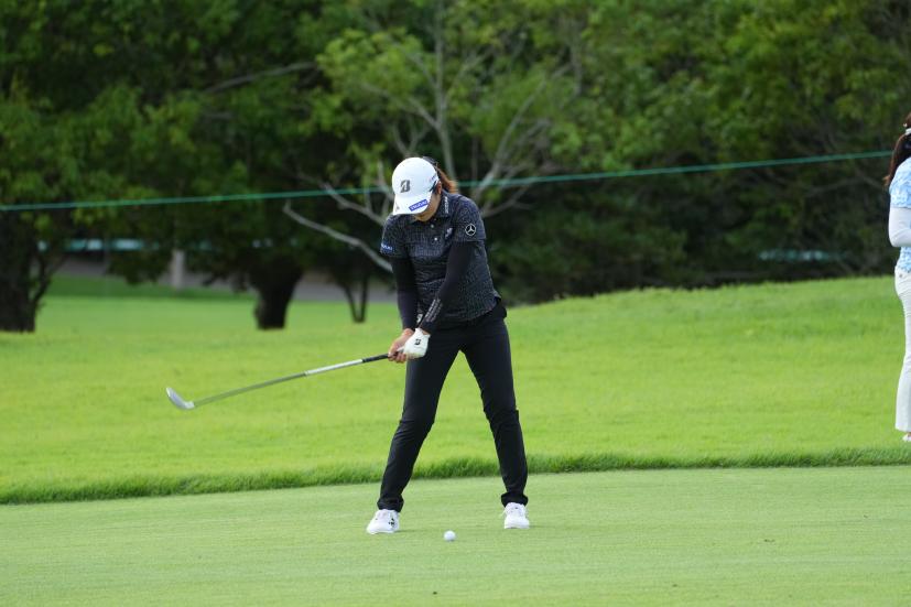 稲見萌寧のフェアウェイウッド連続写真【2021年アース・モンダミンカップ・R1】（2021年）