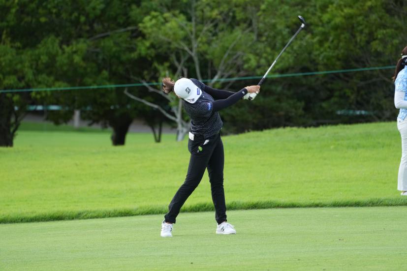 稲見萌寧のフェアウェイウッド連続写真【2021年アース・モンダミンカップ・R1】（2021年）
