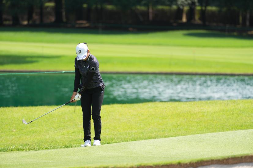 稲見萌寧のアプローチショット連続写真【2021年アース・モンダミンカップ・R1】（2021年）