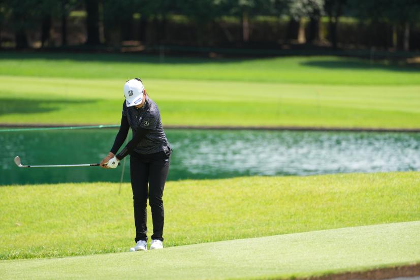 稲見萌寧のアプローチショット連続写真【2021年アース・モンダミンカップ・R1】（2021年）