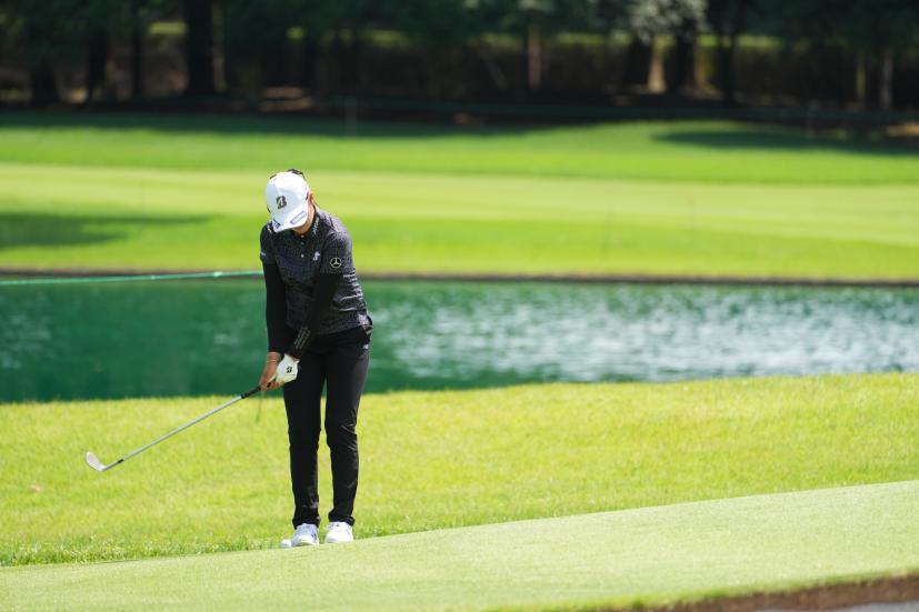 稲見萌寧のアプローチショット連続写真【2021年アース・モンダミンカップ・R1】（2021年）