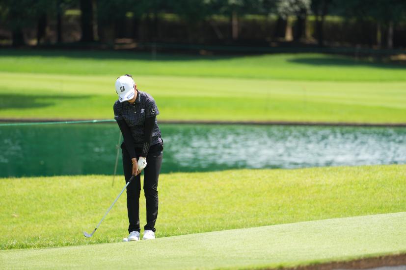 稲見萌寧のアプローチショット連続写真【2021年アース・モンダミンカップ・R1】（2021年）