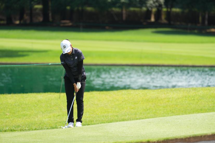 稲見萌寧のアプローチショット連続写真【2021年アース・モンダミンカップ・R1】（2021年）