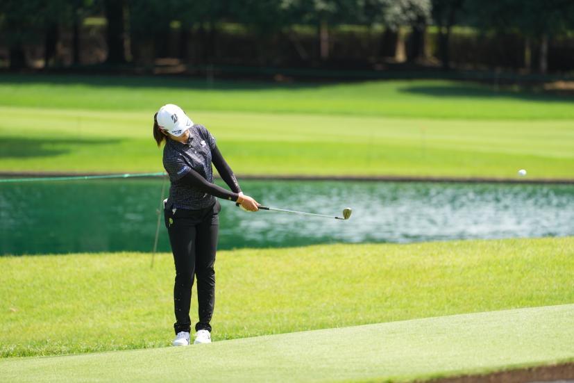 稲見萌寧のアプローチショット連続写真【2021年アース・モンダミンカップ・R1】（2021年）