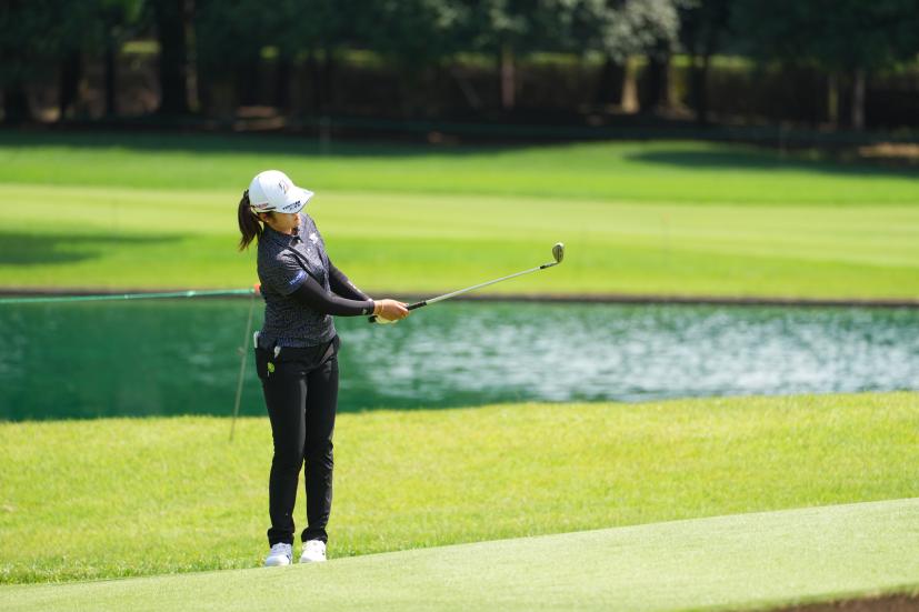 稲見萌寧のアプローチショット連続写真【2021年アース・モンダミンカップ・R1】（2021年）