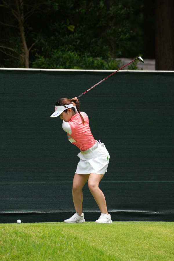 西村優菜のフェアウェイウッド連続写真【2021年アース・モンダミンカップ・R3】（2021年）