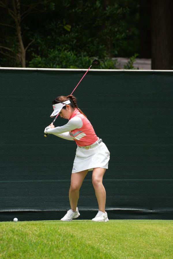西村優菜のフェアウェイウッド連続写真【2021年アース・モンダミンカップ・R3】（2021年）