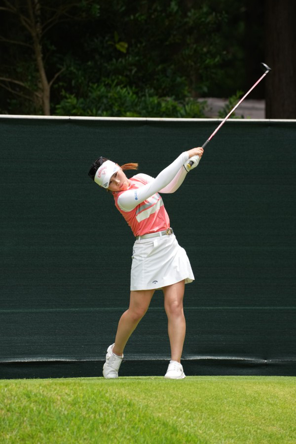 西村優菜のフェアウェイウッド連続写真【2021年アース・モンダミンカップ・R3】（2021年）