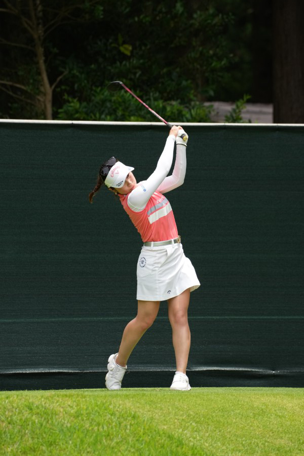 西村優菜のフェアウェイウッド連続写真【2021年アース・モンダミンカップ・R3】（2021年）