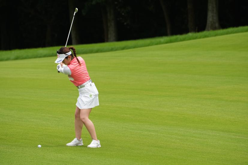 西村優菜のアイアン連続写真【2021年アース・モンダミンカップ・R3】（2021年）