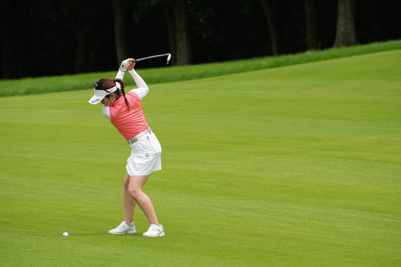 西村優菜のアイアン連続写真【2021年アース・モンダミンカップ・R3】（2021年）