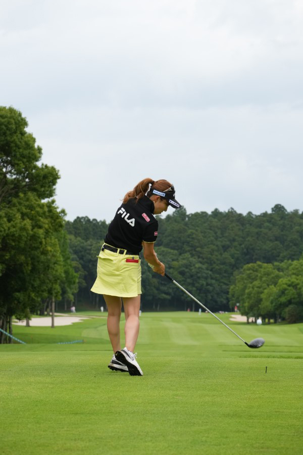 木村彩子のドライバースイング連続写真【2021年アース・モンダミンカップ・R1】