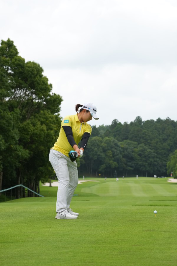 永峰咲希のドライバースイング連続写真【2021年アース・モンダミンカップ・R1】
