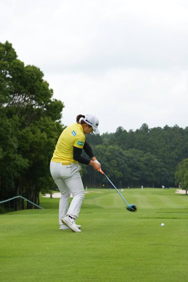 永峰咲希のドライバースイング連続写真【2021年アース・モンダミンカップ・R1】