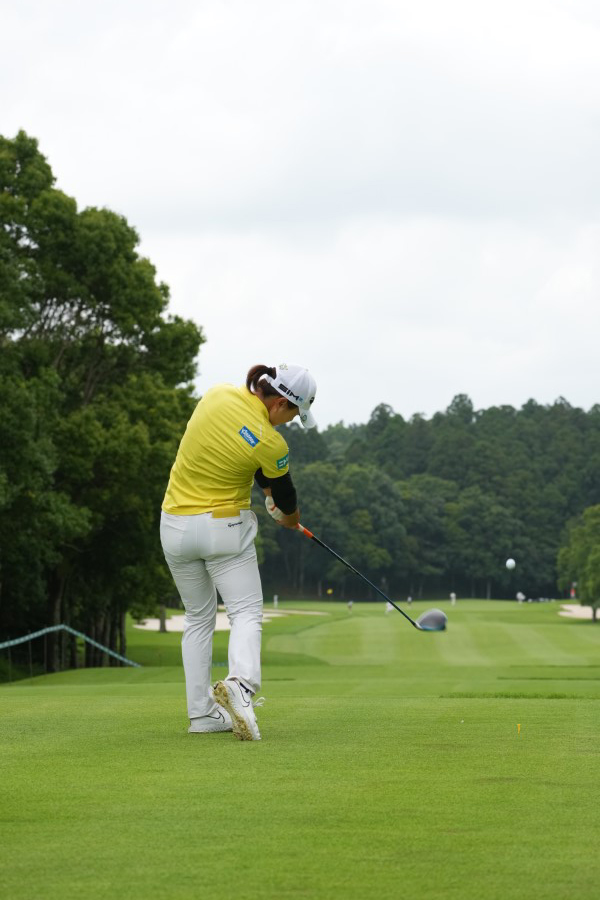 永峰咲希のドライバー連続写真【2021年アース・モンダミンカップ・R1】