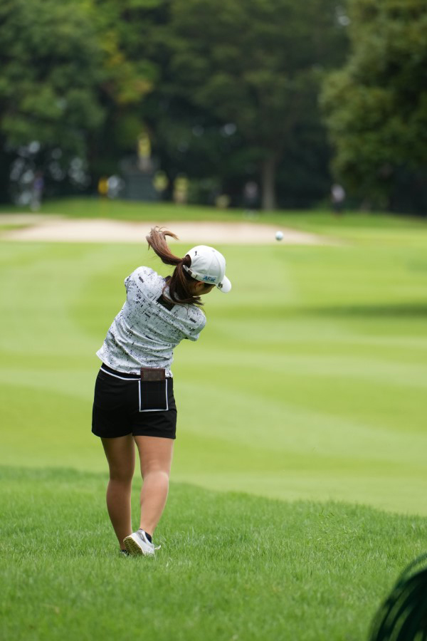 菊地絵理香　ユーティリティスイング｜フォロー①