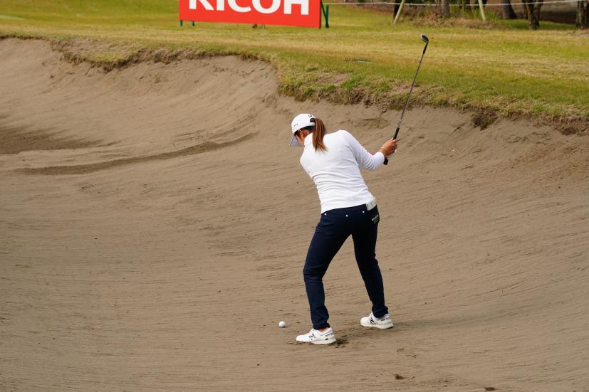 稲見萌寧のバンカーショット連続写真【2021年JLPGAツアーチャンピオンシップリコーカップ】