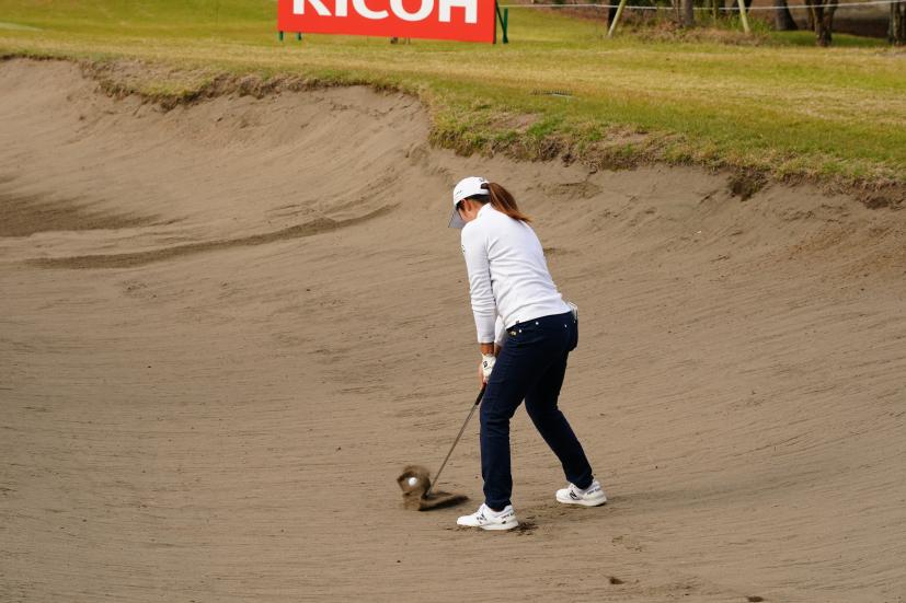 稲見萌寧のバンカーショット連続写真【2021年JLPGAツアーチャンピオンシップリコーカップ】