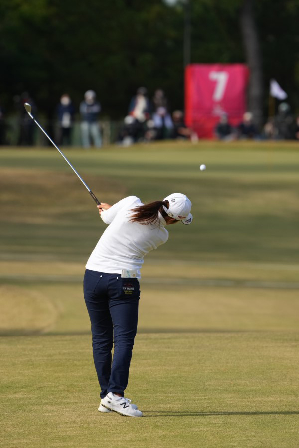 稲見萌寧のアイアンスイング（後方）連続写真【2021年JLPGAツアーチャンピオンシップリコーカップ】