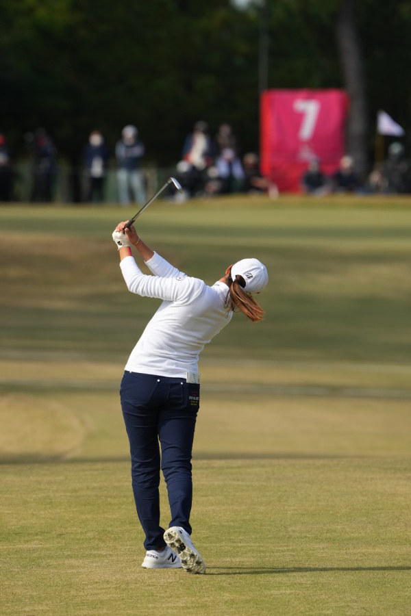 稲見萌寧のアイアンスイング（後方）連続写真【2021年JLPGAツアーチャンピオンシップリコーカップ】