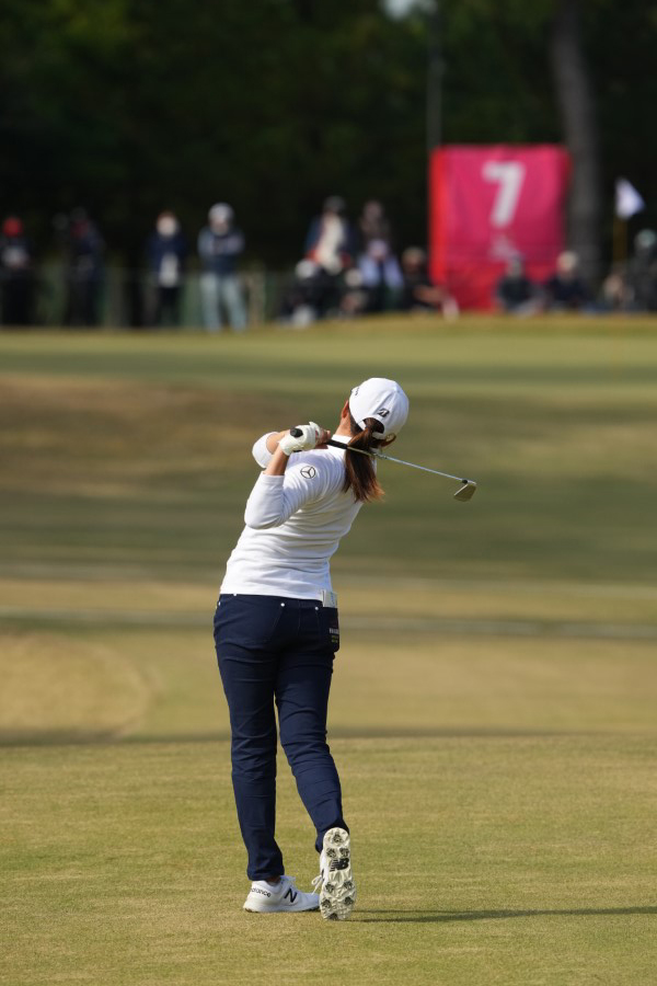 稲見萌寧のアイアンスイング（後方）連続写真【2021年JLPGAツアーチャンピオンシップリコーカップ】