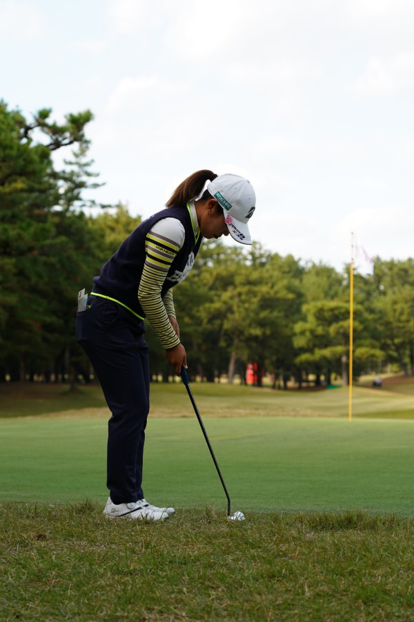古江彩佳のパッティングストローク（ラフ）連続写真【2021年JLPGAツアーチャンピオンシップリコーカップ】