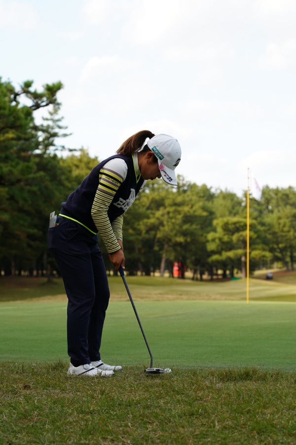 古江彩佳のパッティングストローク（ラフ）連続写真【2021年JLPGAツアーチャンピオンシップリコーカップ】