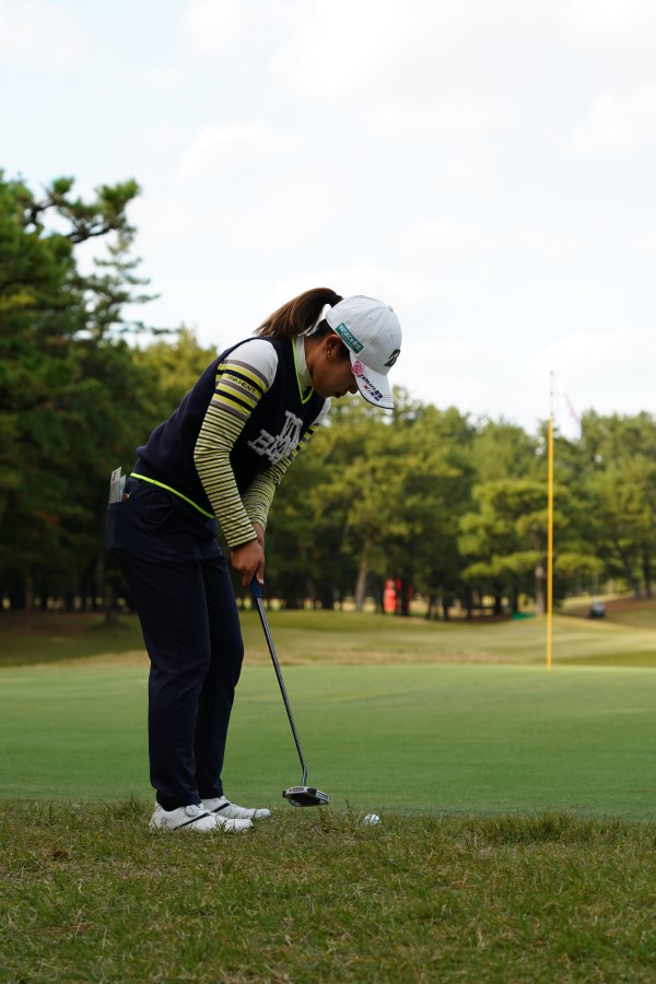 古江彩佳のパッティングストローク（ラフ）連続写真【2021年JLPGAツアーチャンピオンシップリコーカップ】