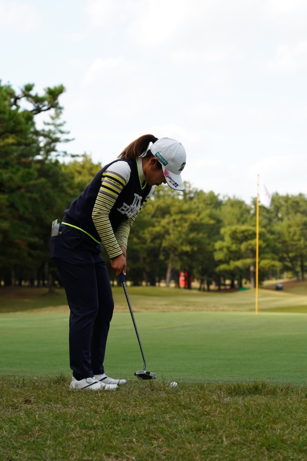 古江彩佳のパッティングストローク（ラフ）連続写真【2021年JLPGAツアーチャンピオンシップリコーカップ】