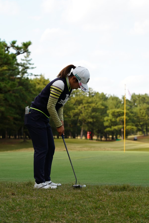 古江彩佳のパッティングストローク（ラフ）連続写真【2021年JLPGAツアーチャンピオンシップリコーカップ】